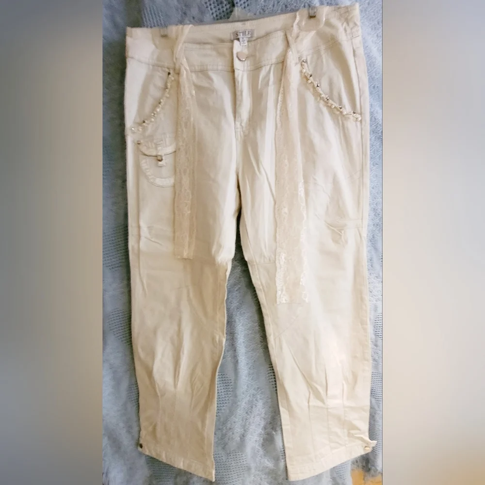 Style Brand Winter White Jeweled Size 8 Capris. - Picture 4 of 6